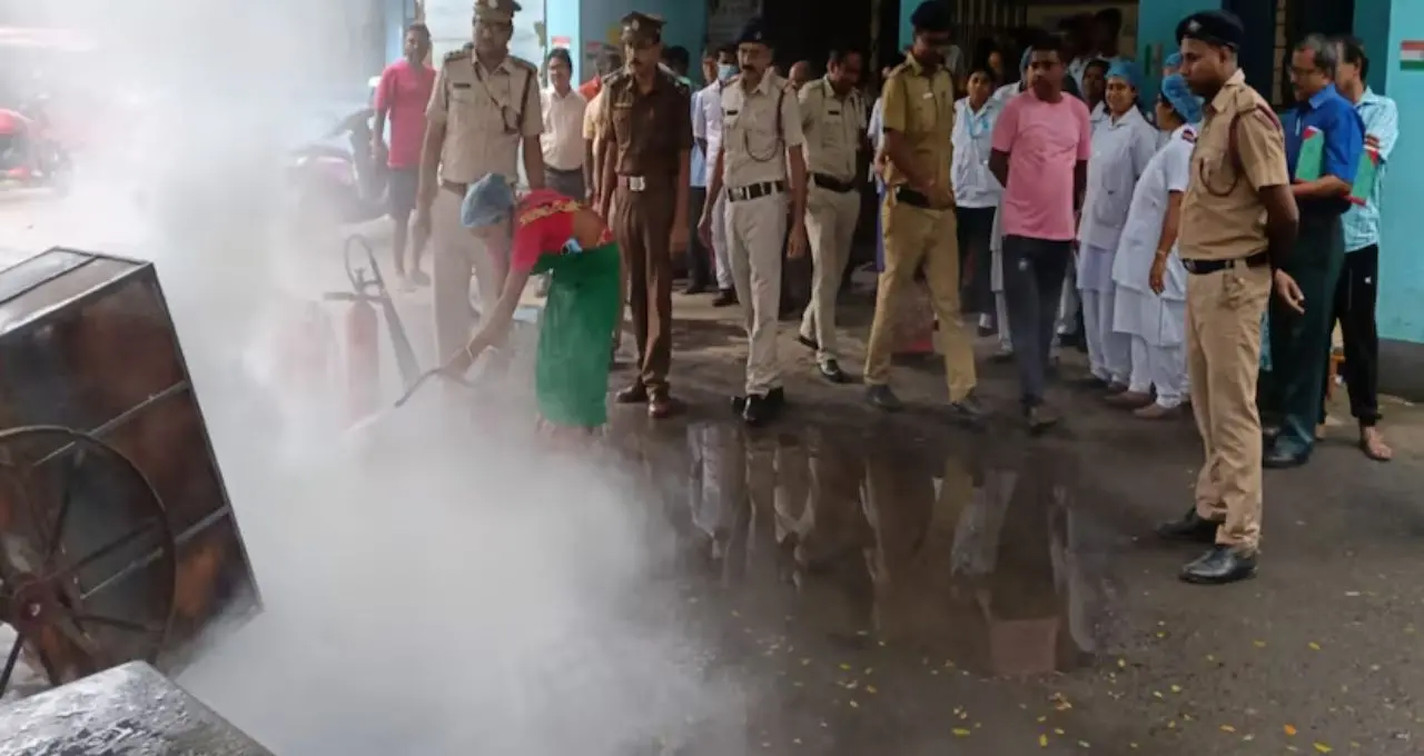 Fire Safety Training: আচমকা আগুন লাগলে হুড়োহুড়ি নয়, বাঁচাবে এই কৌশল! দমকলের মক ড্রিলে হাতেকলমে শেখানো হল প্রাণ বাঁচানোর টেকনিক
