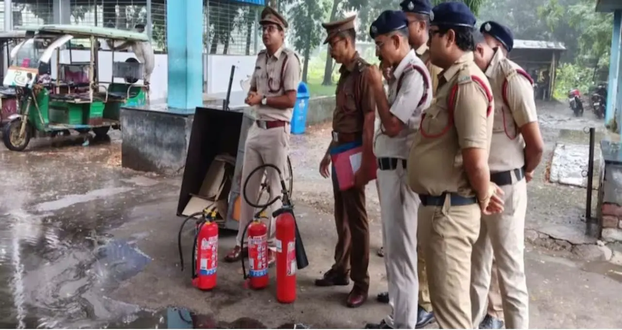 Fire Safety Training: আচমকা আগুন লাগলে হুড়োহুড়ি নয়, বাঁচাবে এই কৌশল! দমকলের মক ড্রিলে হাতেকলমে শেখানো হল প্রাণ বাঁচানোর টেকনিক
