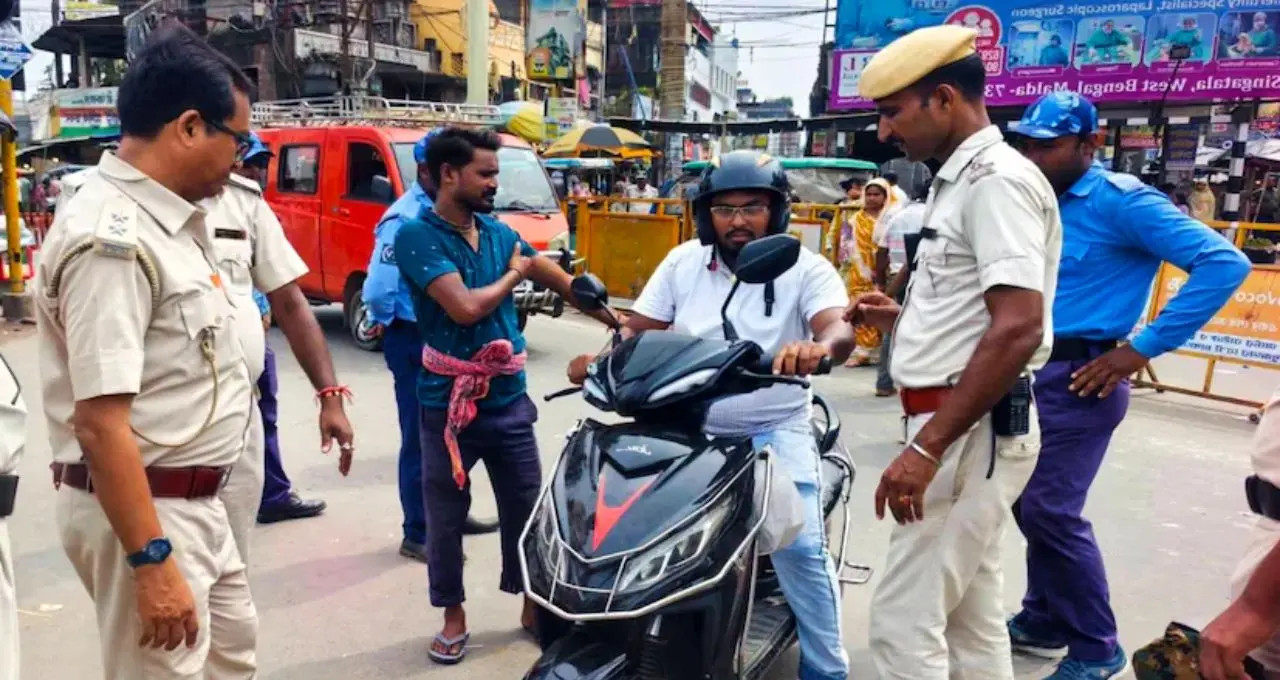 Electric Scooter Rules: ২৫ কিমির বেশি গতির ই-স্কুটার? RTO রেজিস্ট্রেশন থেকে লাইসেন্স-ইনস্যুরেন্স, জেনে নিন কোন নিয়ম মানতেই হবে
