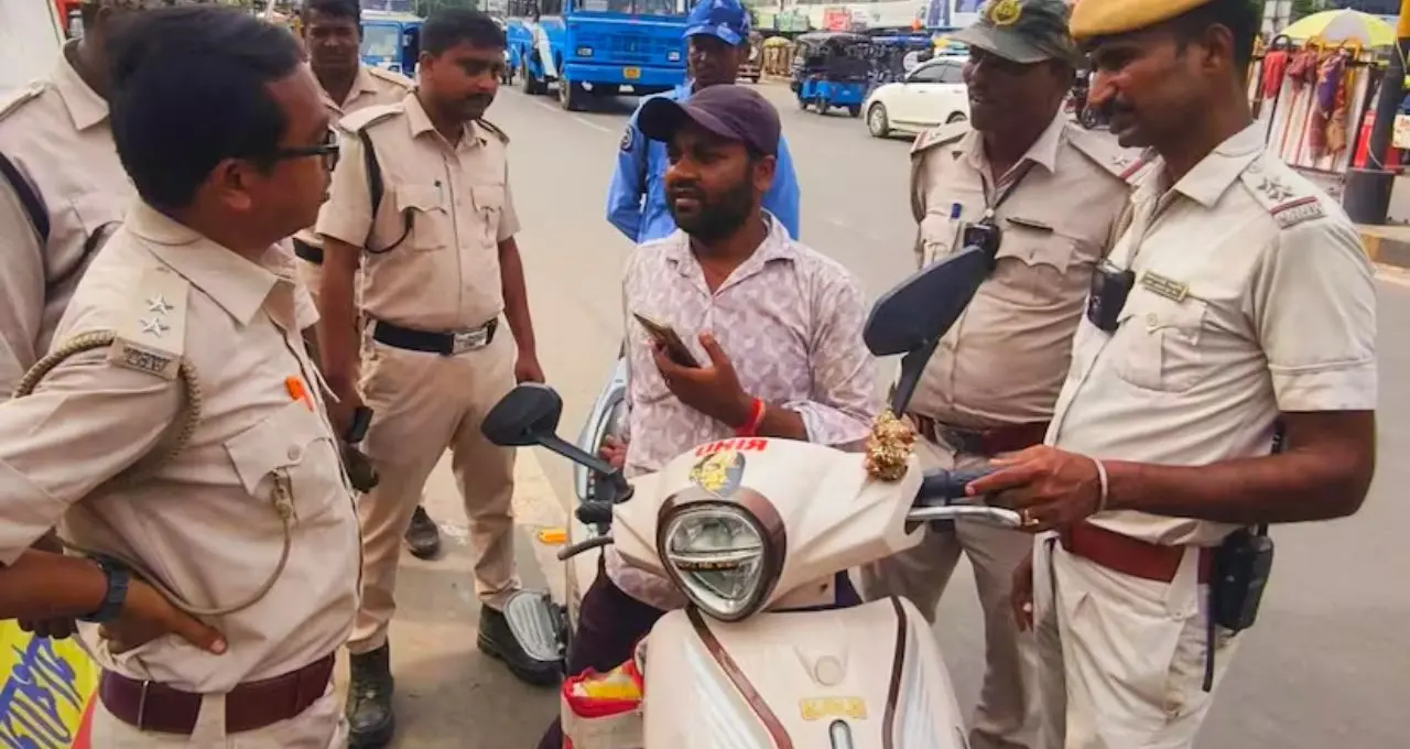 Electric Scooter Rules: ২৫ কিমির বেশি গতির ই-স্কুটার? RTO রেজিস্ট্রেশন থেকে লাইসেন্স-ইনস্যুরেন্স, জেনে নিন কোন নিয়ম মানতেই হবে
