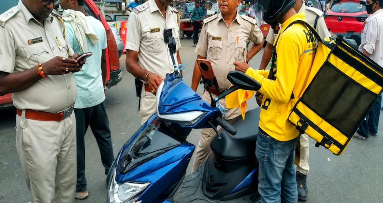 Electric Scooter Rules: ২৫ কিমির বেশি গতির ই-স্কুটার? RTO রেজিস্ট্রেশন থেকে লাইসেন্স-ইনস্যুরেন্স, জেনে নিন কোন নিয়ম মানতেই হবে
