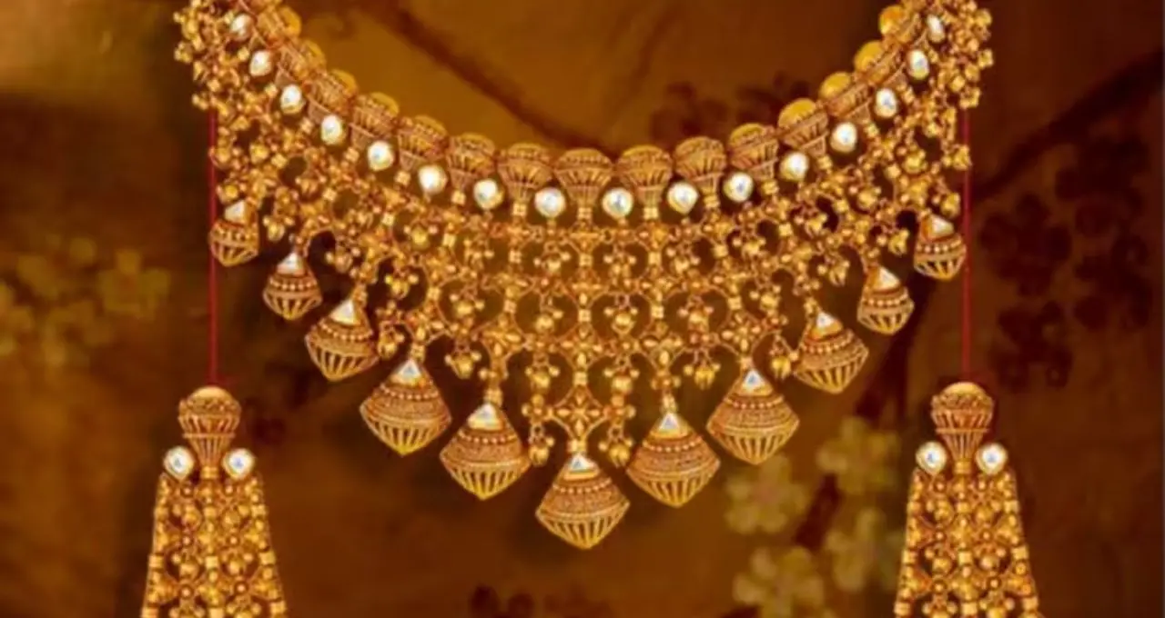 Gold Price Today: কলকাতায় সোনা-রুপোর দামে বড় পতন, ১ গ্রাম সোনার নতুন দর কত? দেখে নিন ২২ ও ২৪ ক্যারেটের রেট
