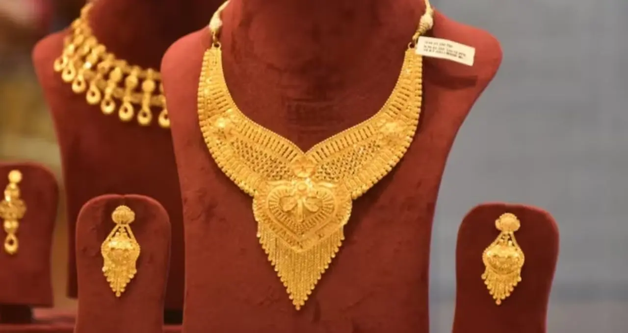 Gold Price Today: কলকাতায় সোনা-রুপোর দামে বড় পতন, ১ গ্রাম সোনার নতুন দর কত? দেখে নিন ২২ ও ২৪ ক্যারেটের রেট
