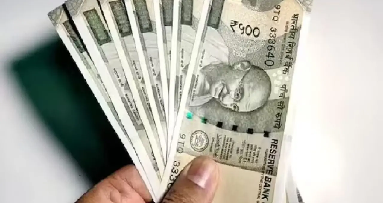 PPF না SIP—১৫ বছর পর কোথায় বেশি টাকা? ১২,৫০০ টাকা মাসে রাখলে হিসেবটা চমকে দেবে
