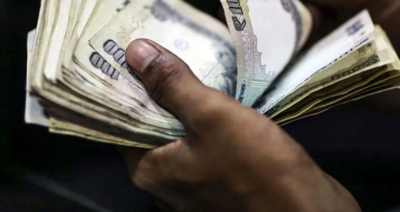 PPF না SIP—১৫ বছর পর কোথায় বেশি টাকা? ১২,৫০০ টাকা মাসে রাখলে হিসেবটা চমকে দেবে
