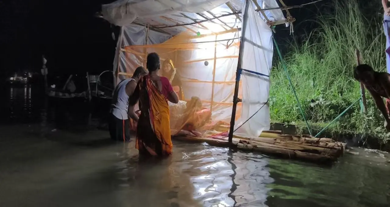 Manasa Puja: গঙ্গার বুকে কলার ভেলায় ‘নিথর’ লখিন্দর! ১৬ বছর ধরে নবদ্বীপে বেহুলার এই অনন্য যাত্রা
