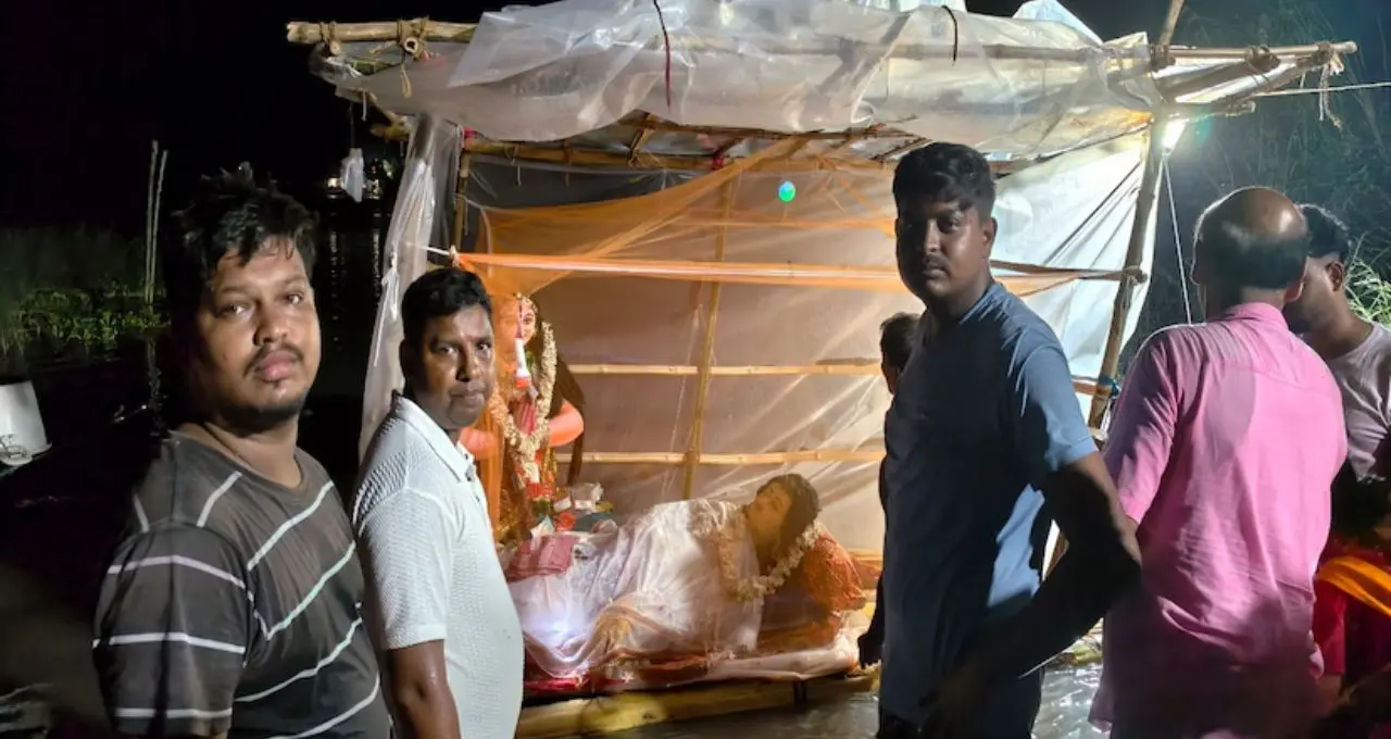 Manasa Puja: গঙ্গার বুকে কলার ভেলায় ‘নিথর’ লখিন্দর! ১৬ বছর ধরে নবদ্বীপে বেহুলার এই অনন্য যাত্রা
