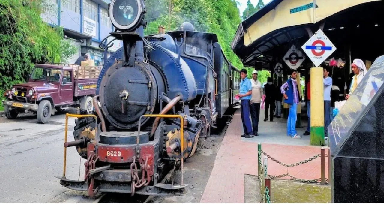 পুজোয় পাহাড়ে টয় ট্রেনের নয়া চমক! দার্জিলিং-ঘুমের পাশাপাশি নতুন রুটে ছুটবে ‘রেড পান্ডা’, ‘মুক্তধারা’
