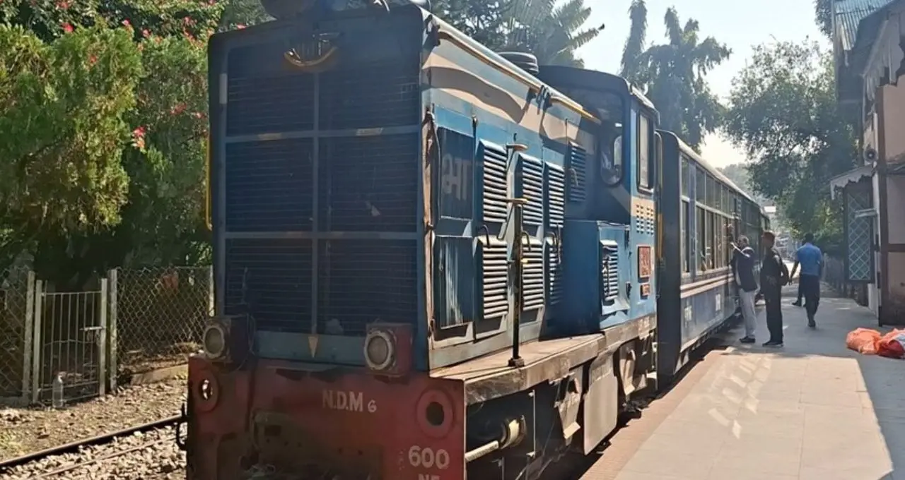 পুজোয় পাহাড়ে টয় ট্রেনের নয়া চমক! দার্জিলিং-ঘুমের পাশাপাশি নতুন রুটে ছুটবে ‘রেড পান্ডা’, ‘মুক্তধারা’
