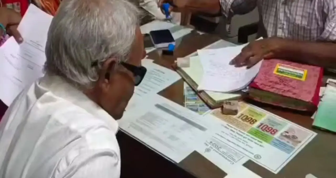 Annapurna Money: পুরুষের অ্যাকাউন্টে ঢুকল ৩ হাজার টাকা! জানতে পেরেই BDO-র দ্বারস্থ, ফেরত দিতে চান সামজাদ
