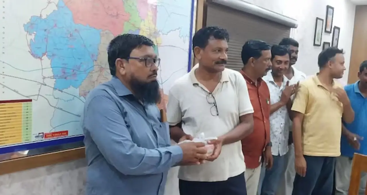 ছেলেকে হারিয়েও থামেননি বাবা! যে থানায় সন্তানের শেষ ডিউটি, সেখানেই ৬ বছর চাকরি, আবেগঘন বিদায় বর্ধমানে
