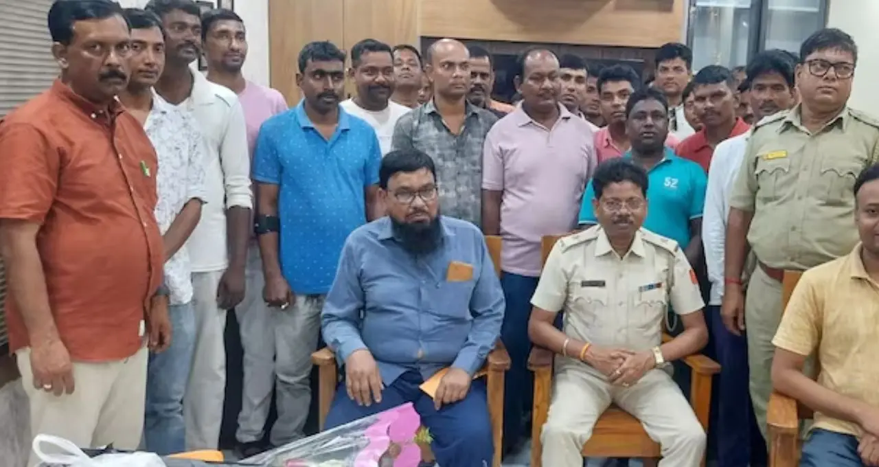 ছেলেকে হারিয়েও থামেননি বাবা! যে থানায় সন্তানের শেষ ডিউটি, সেখানেই ৬ বছর চাকরি, আবেগঘন বিদায় বর্ধমানে

