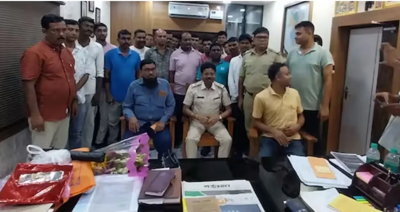 ছেলেকে হারিয়েও থামেননি বাবা! যে থানায় সন্তানের শেষ ডিউটি, সেখানেই ৬ বছর চাকরি, আবেগঘন বিদায় বর্ধমানে

