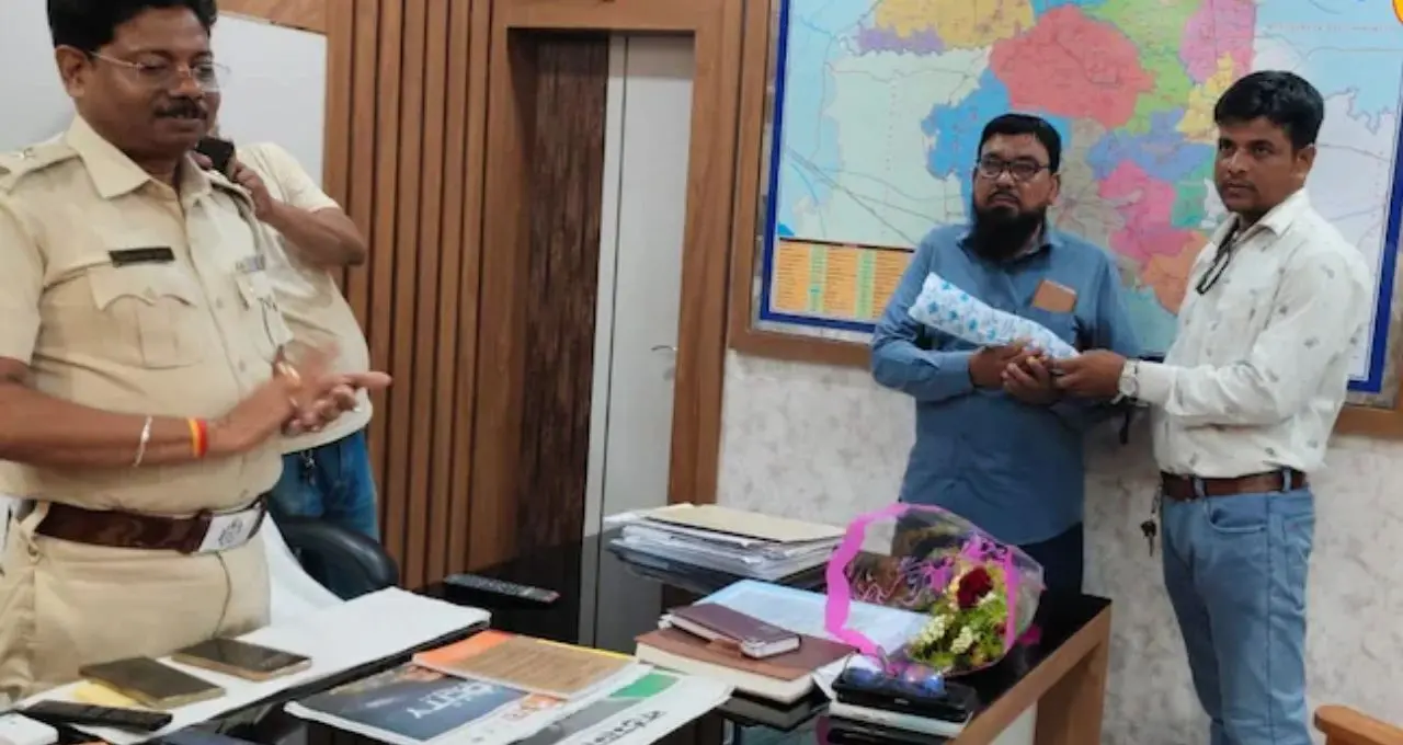 ছেলেকে হারিয়েও থামেননি বাবা! যে থানায় সন্তানের শেষ ডিউটি, সেখানেই ৬ বছর চাকরি, আবেগঘন বিদায় বর্ধমানে
