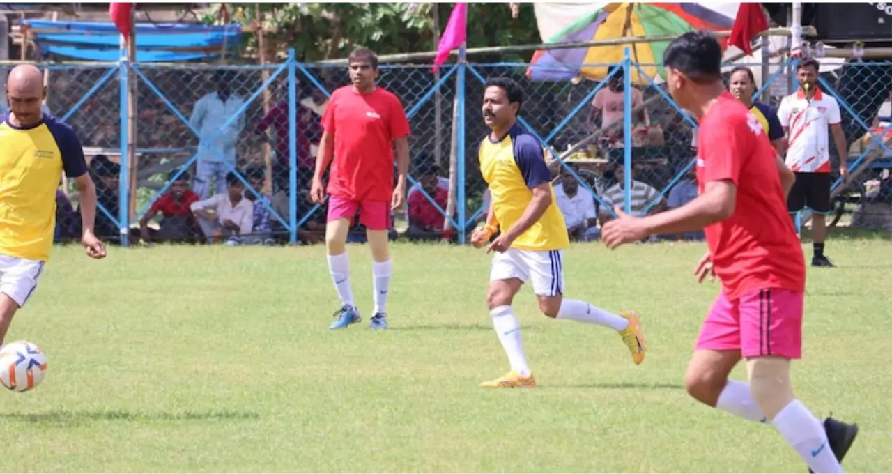 SDPO vs MLA Football Match: পুলিশের বিরুদ্ধে মাঠে বিধায়ক! কাটোয়ায় ৪-১ গোলে বড় জয়, ম্যাচে গোলও করলেন কৃষ্ণ ঘোষ
