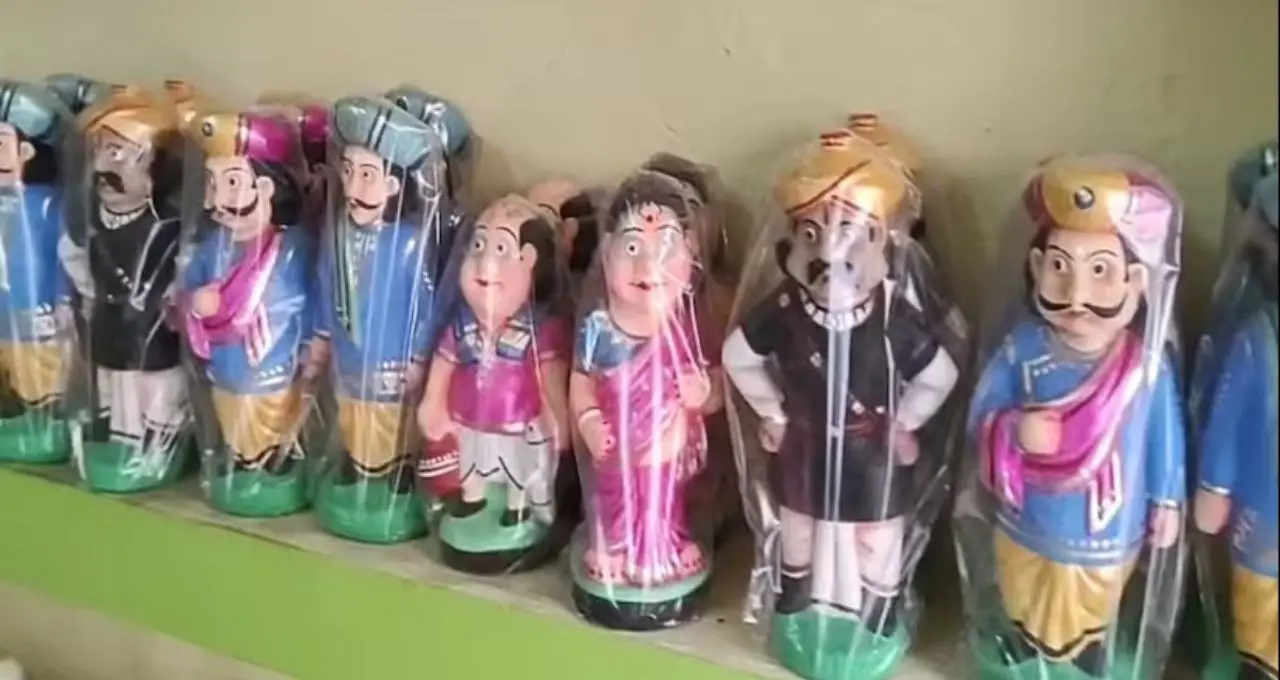 Krishnanagar Clay Doll: জিআই তকমা, তবু কাটছে না দুর্দশা! ২০ টাকার পুতুলও বিক্রি হচ্ছে না, পেশা বদলাচ্ছেন কৃষ্ণনগরের শিল্পীরা
