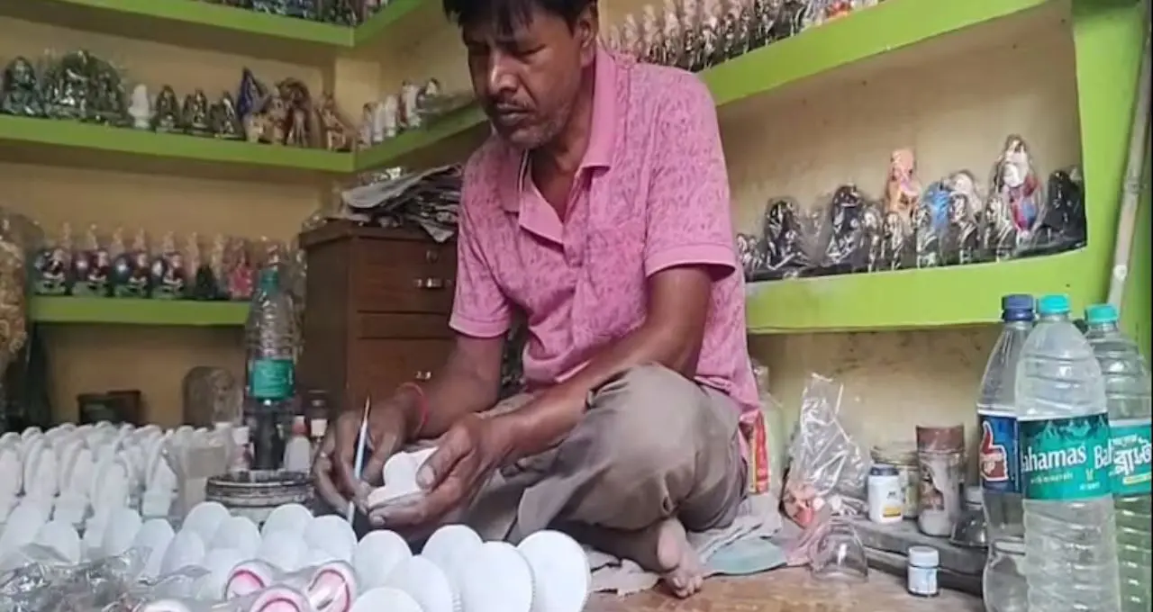 Krishnanagar Clay Doll: জিআই তকমা, তবু কাটছে না দুর্দশা! ২০ টাকার পুতুলও বিক্রি হচ্ছে না, পেশা বদলাচ্ছেন কৃষ্ণনগরের শিল্পীরা
