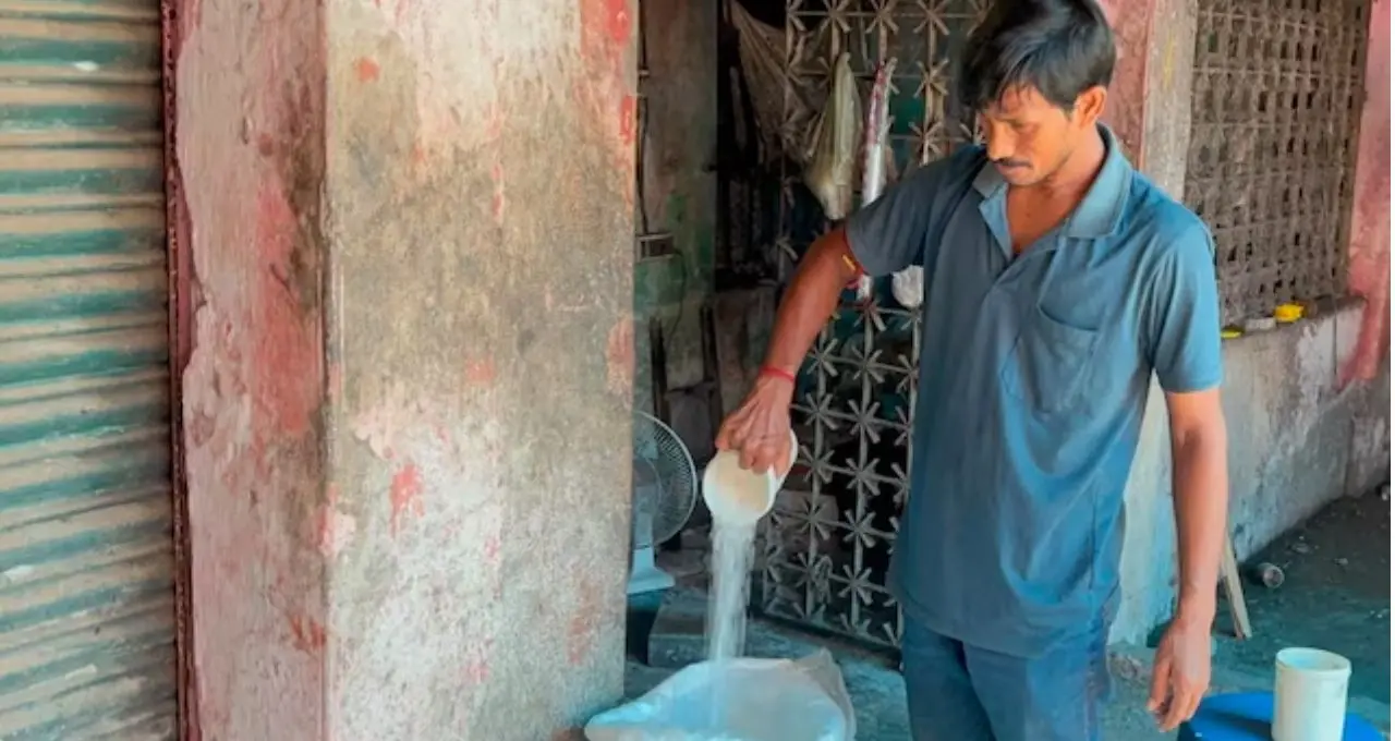 Nigan Monda Price Hike: চিনির দামে কপালে ভাঁজ, নিগনের মণ্ডাতেও বাড়ল দাম! ৫ টাকার মিষ্টি এখন ৬, বড় মণ্ডার নতুন দাম কত?

