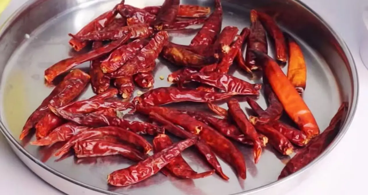 Homemade Kashmiri Chilli Powder: বাজারের গুঁড়ো নয়, ঘরেই বানান খাঁটি কাশ্মীরি লঙ্কার গুঁড়ো! রং হবে ঝকঝকে, স্বাদও থাকবে দুর্দান্ত
