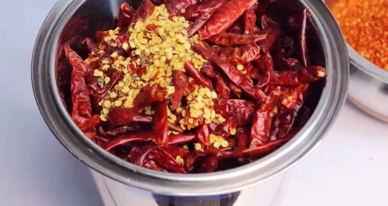 Homemade Kashmiri Chilli Powder: বাজারের গুঁড়ো নয়, ঘরেই বানান খাঁটি কাশ্মীরি লঙ্কার গুঁড়ো! রং হবে ঝকঝকে, স্বাদও থাকবে দুর্দান্ত
