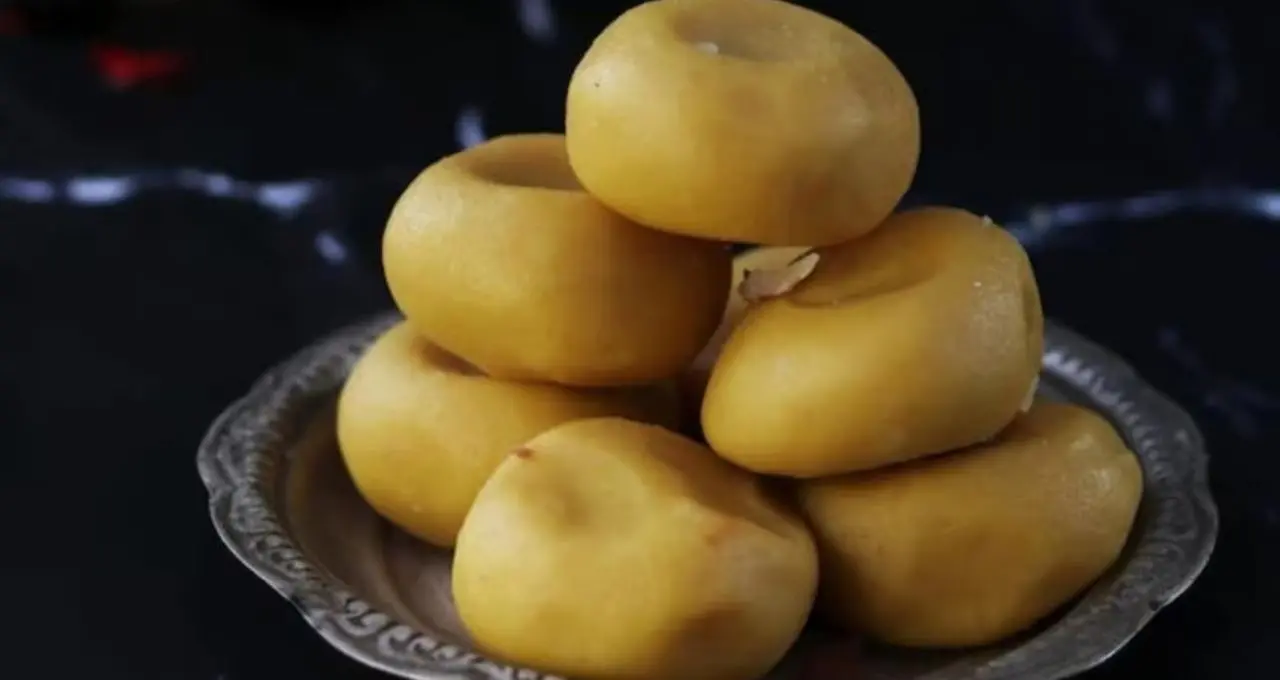 Janmashtami Peda Recipe: জন্মাষ্টমী-রাখিপূর্ণিমায় বাড়িতেই বানান মথুরার নরম-সুস্বাদু প্যাঁড়া! দুধ জ্বাল আর চিনি মেশানোর এই কৌশলেই লুকিয়ে আসল রহস্য
