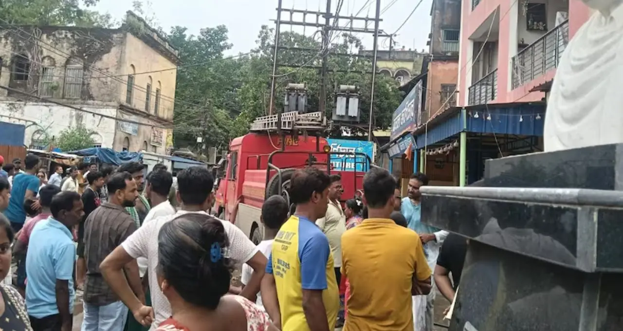 Howrah Fire: ভরদুপুরে আন্দুলের বহুতলে ভয়াবহ আগুন, ফ্ল্যাটে আটকে মৃত্যু বৃদ্ধার! ৬ ইঞ্জিনে নিয়ন্ত্রণে আগুন
