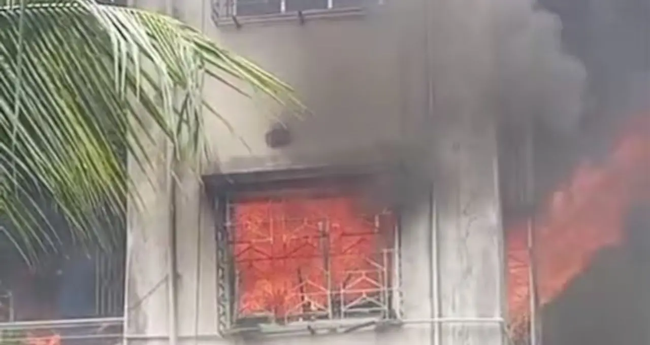 Howrah Fire: ভরদুপুরে আন্দুলের বহুতলে ভয়াবহ আগুন, ফ্ল্যাটে আটকে মৃত্যু বৃদ্ধার! ৬ ইঞ্জিনে নিয়ন্ত্রণে আগুন
