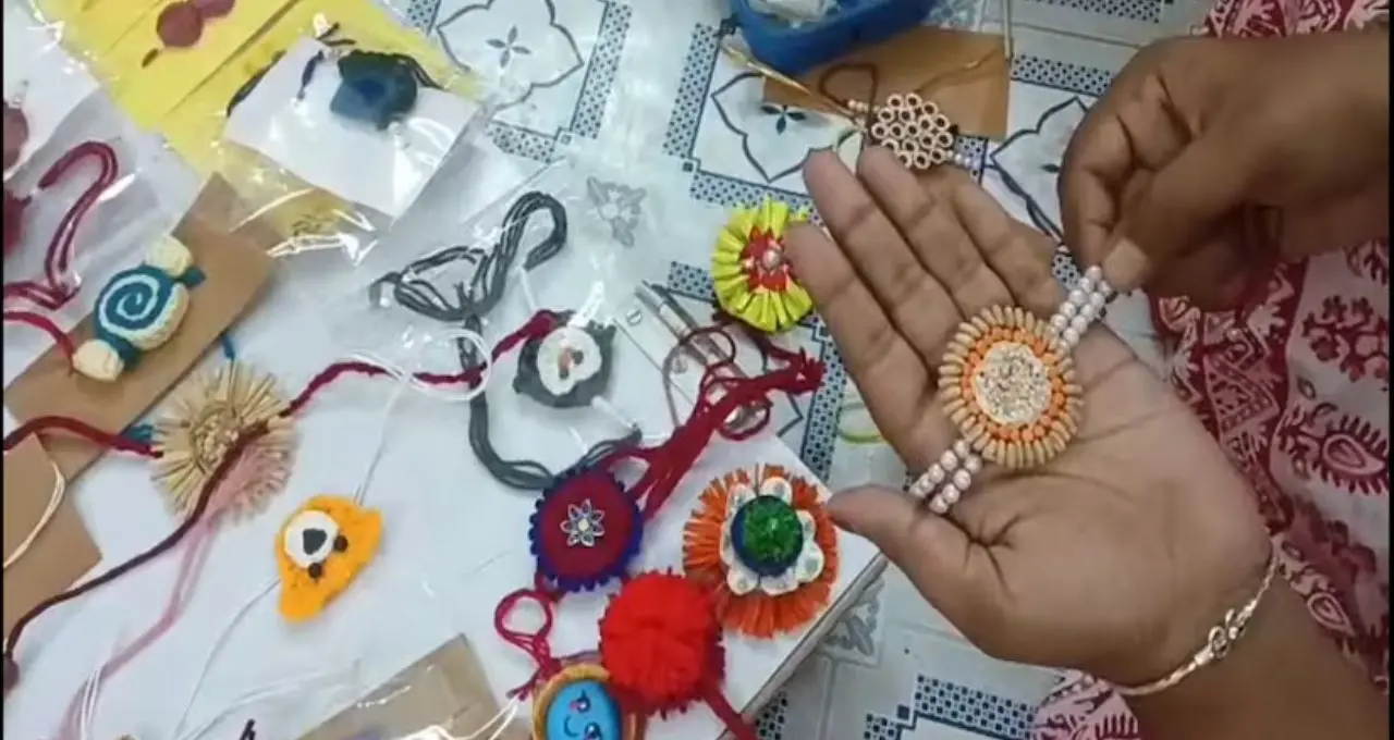 Eco-Friendly Rakhi: কচুরিপানা থেকে পেস্তার খোসা—ফেলে দেওয়া জিনিসেই তৈরি অভিনব রাখি, দাম শুরু মাত্র ৫ টাকা!
