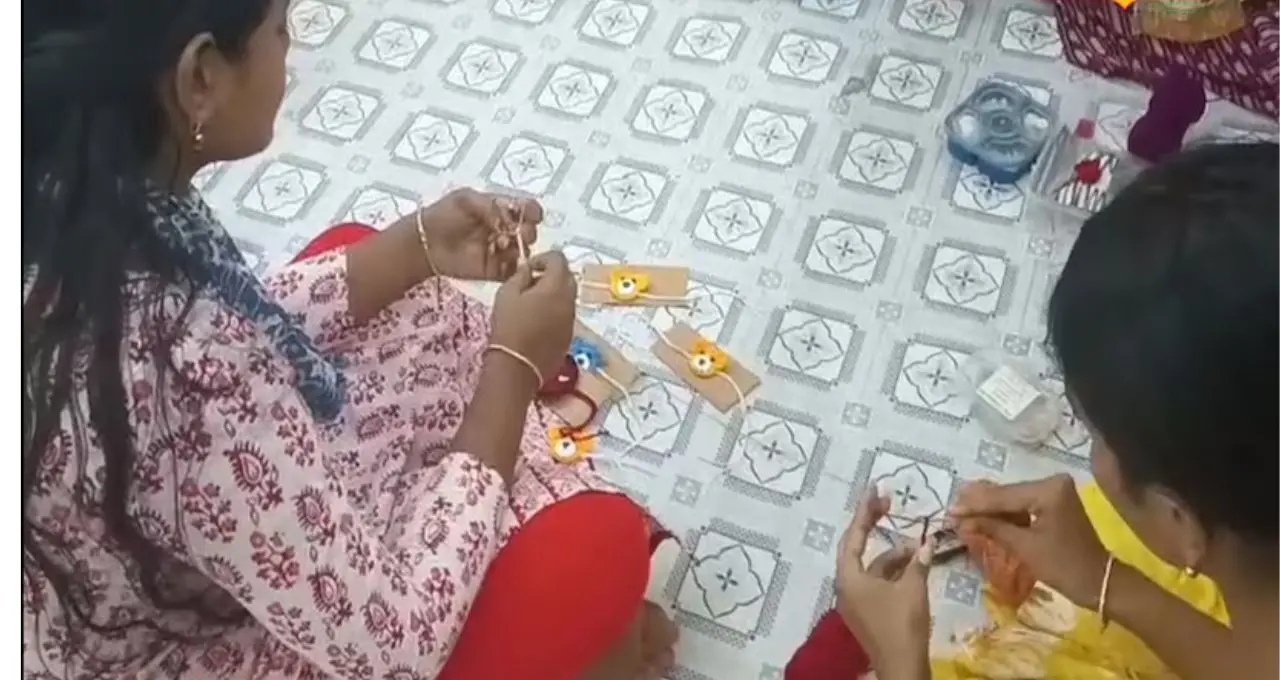 Eco-Friendly Rakhi: কচুরিপানা থেকে পেস্তার খোসা—ফেলে দেওয়া জিনিসেই তৈরি অভিনব রাখি, দাম শুরু মাত্র ৫ টাকা!
