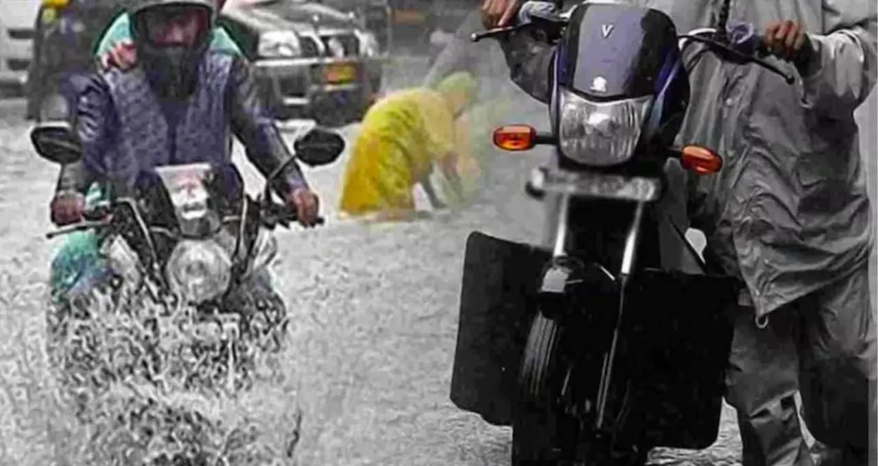 Bike Care: বর্ষায় সাইলেন্সারে জল ঢুকলে কী করবেন? এই ভুলটা করলেই বাইকের বড় ক্ষতি হতে পারে
