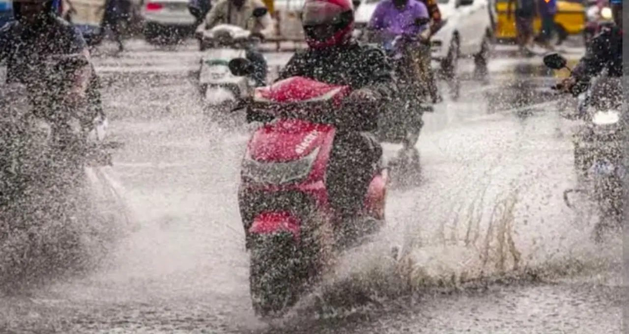 Bike Care: বর্ষায় সাইলেন্সারে জল ঢুকলে কী করবেন? এই ভুলটা করলেই বাইকের বড় ক্ষতি হতে পারে
