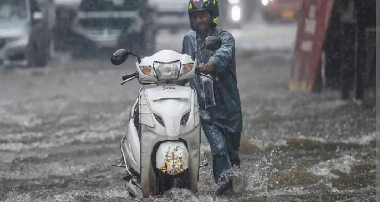 Bike Care: বর্ষায় সাইলেন্সারে জল ঢুকলে কী করবেন? এই ভুলটা করলেই বাইকের বড় ক্ষতি হতে পারে
