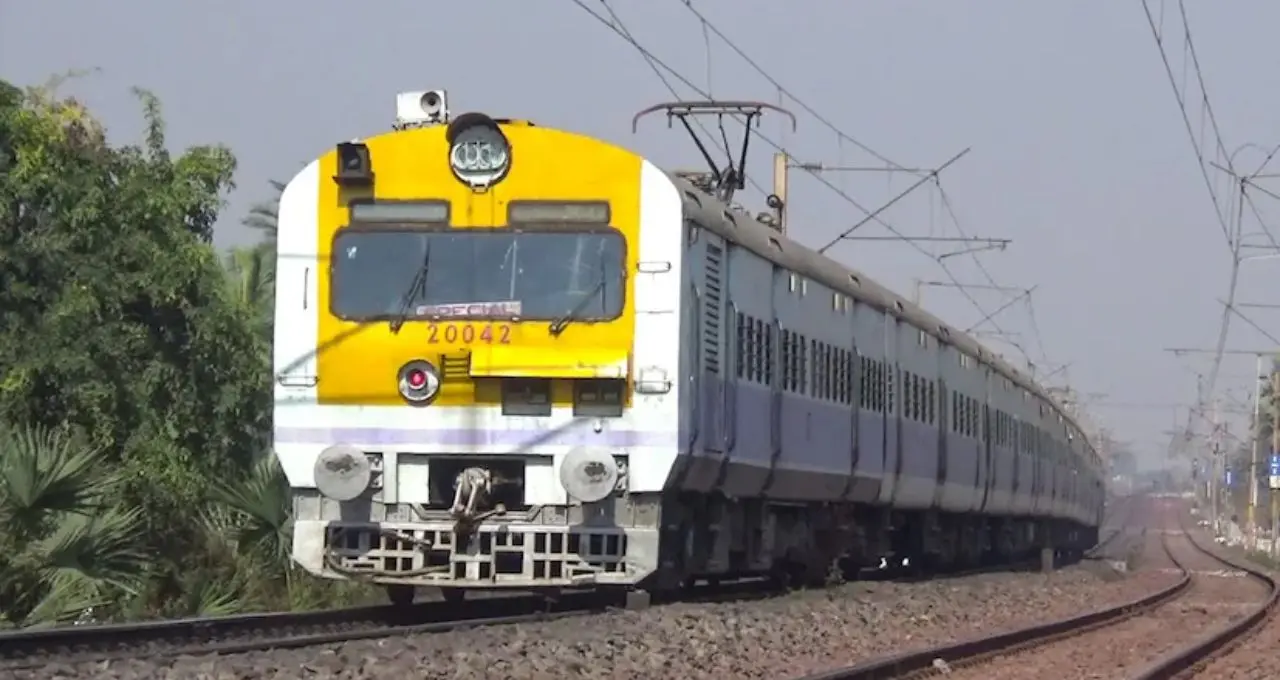Train Update: যাত্রীদের জন্য বড় স্বস্তি! আজ থেকেই ফিরল হাওড়া-জলেশ্বর মেমু, তবে বদলেছে গন্তব্য—জেনে নিন নতুন নিয়ম
