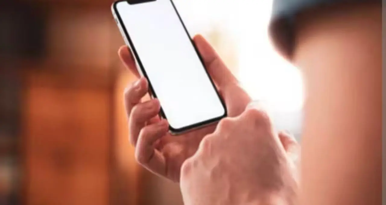 Old Smartphone Speed Up: পুরনো ফোন হ্যাং করছে, স্লো হয়ে গিয়েছে? নতুন ফোন নয়, এই ৫ কৌশলেই ফিরবে গতি
