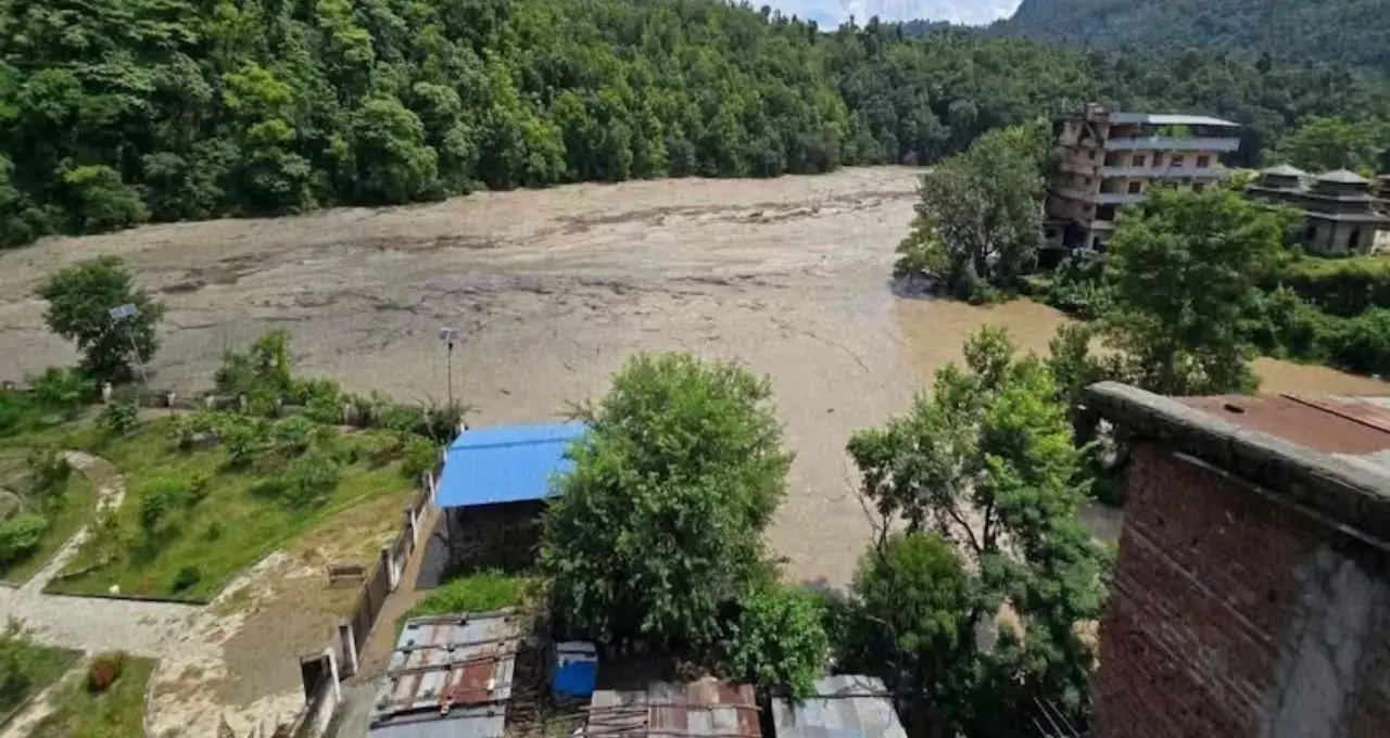Nepal Rasuwa Flash Flood: আচমকা ভয়ঙ্কর জলস্রোত! নেপালের রাসুয়ায় হড়পা বান, ভেসে গেল বাজার-রাস্তাঘাট-ঘরবাড়ি
