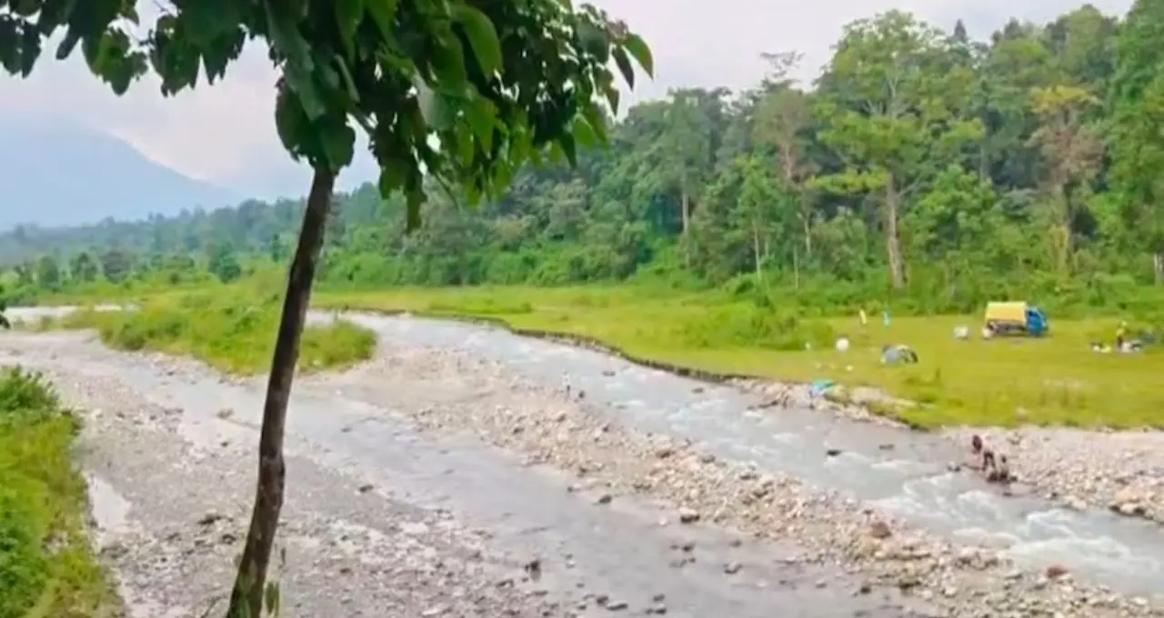 ডুয়ার্সের ভিড়ভাট্টা ভুলে একদিন হারিয়ে যান এই অচেনা গ্রামে! চা-বাগান, জঙ্গল, পাহাড়ি নদী আর হোমস্টের মোমো-থুকপায় জমে যাবে ছুটি

