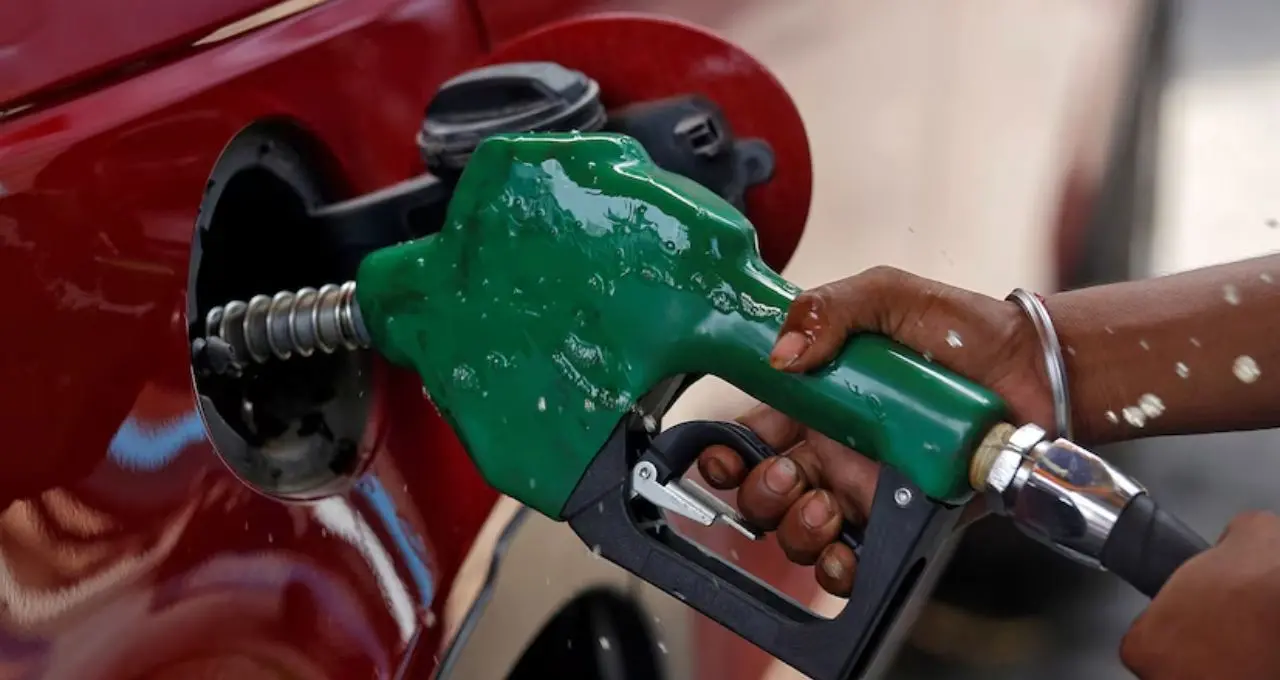 Petrol Pump Owner Earning: ১ লিটার পেট্রোল বিক্রি করে কত টাকা পান পাম্প মালিক? কমিশন আর আসল লাভের হিসাব জানুন
