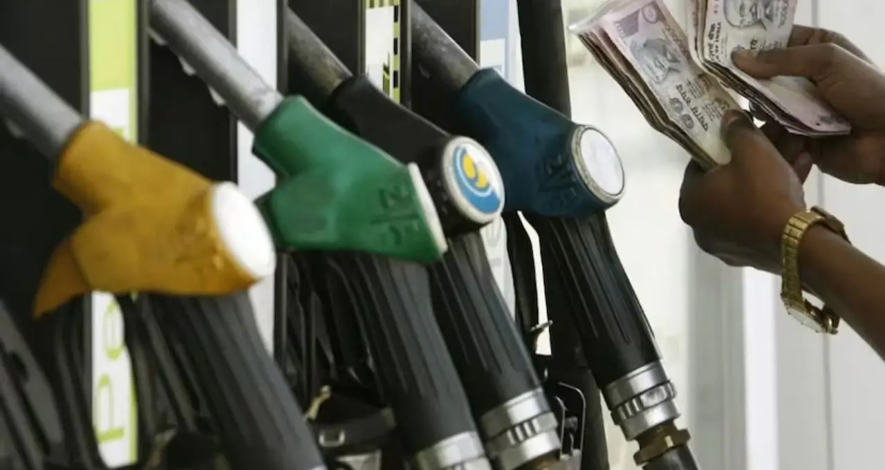 Petrol Pump Owner Earning: ১ লিটার পেট্রোল বিক্রি করে কত টাকা পান পাম্প মালিক? কমিশন আর আসল লাভের হিসাব জানুন
