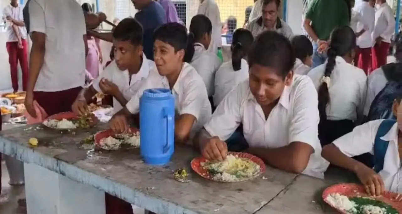Mid-Day Meal: বদলে যাচ্ছে স্কুলের মিড ডে মিলের মেনু! চিঁড়ে-পোলাও থেকে ইডলি, পনির-দই—জেলায় প্রকাশ্যে এল সাপ্তাহিক তালিকা
