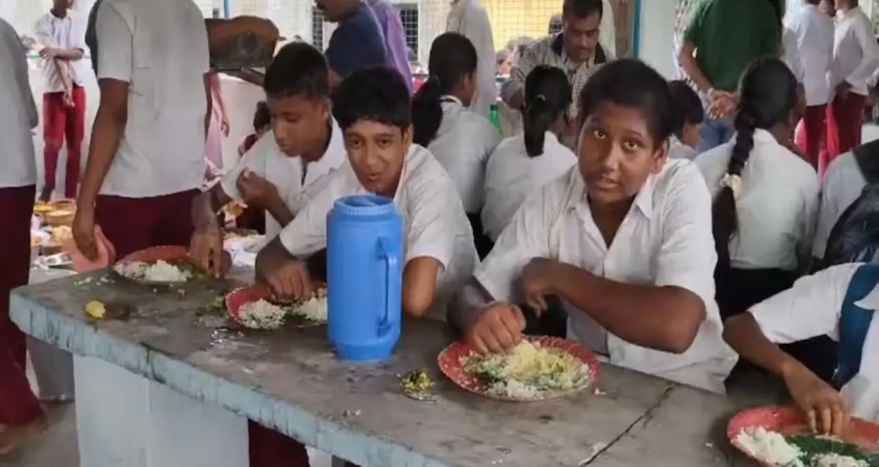 Mid-Day Meal: বদলে যাচ্ছে স্কুলের মিড ডে মিলের মেনু! চিঁড়ে-পোলাও থেকে ইডলি, পনির-দই—জেলায় প্রকাশ্যে এল সাপ্তাহিক তালিকা
