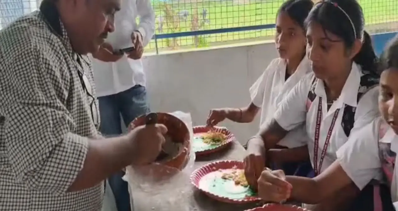 Mid-Day Meal: বদলে যাচ্ছে স্কুলের মিড ডে মিলের মেনু! চিঁড়ে-পোলাও থেকে ইডলি, পনির-দই—জেলায় প্রকাশ্যে এল সাপ্তাহিক তালিকা
