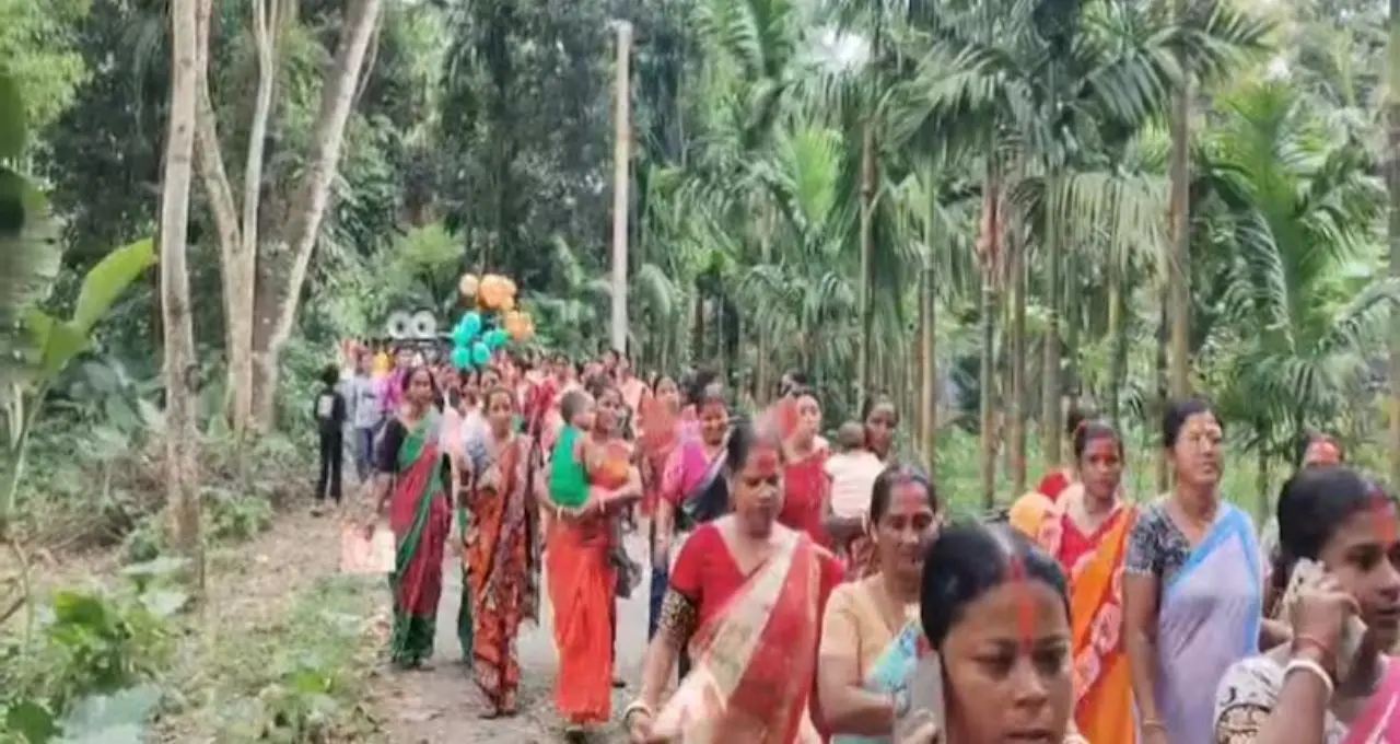 Annapurna Yojana: অ্যাকাউন্টে ঢুকল ৩ হাজার টাকা, তারপরই ধামসা-মাদলের তালে রাস্তায় মহিলারা! নাগরাকাটায় উৎসবের মেজাজ, ভাইরাল ছবি
