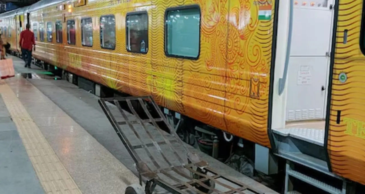 রাজধানী এক্সপ্রেসে আচমকা GRP-র তল্লাশি, ব্যাগ খুলতেই চক্ষু চড়কগাছ! উদ্ধার বিপুল পরিমাণ গাঁজা, গ্রেফতার ৩
