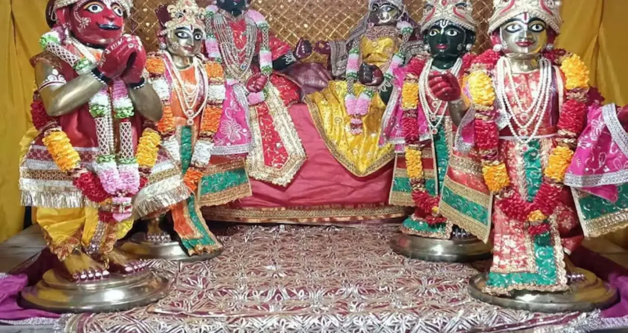 Weekend Trip: নবাবি মুর্শিদাবাদে রাজকীয় ইতিহাসের হাতছানি! নশিপুর রাজবাড়ির ঝুলন উৎসবে জমজমাট মেলা, ছুটিতে ঘুরে আসুন এই ঐতিহাসিক ঠিকানায়
