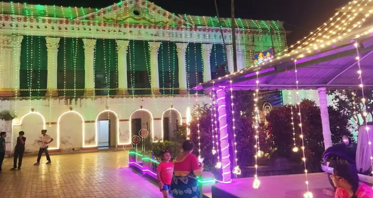 Weekend Trip: নবাবি মুর্শিদাবাদে রাজকীয় ইতিহাসের হাতছানি! নশিপুর রাজবাড়ির ঝুলন উৎসবে জমজমাট মেলা, ছুটিতে ঘুরে আসুন এই ঐতিহাসিক ঠিকানায়

