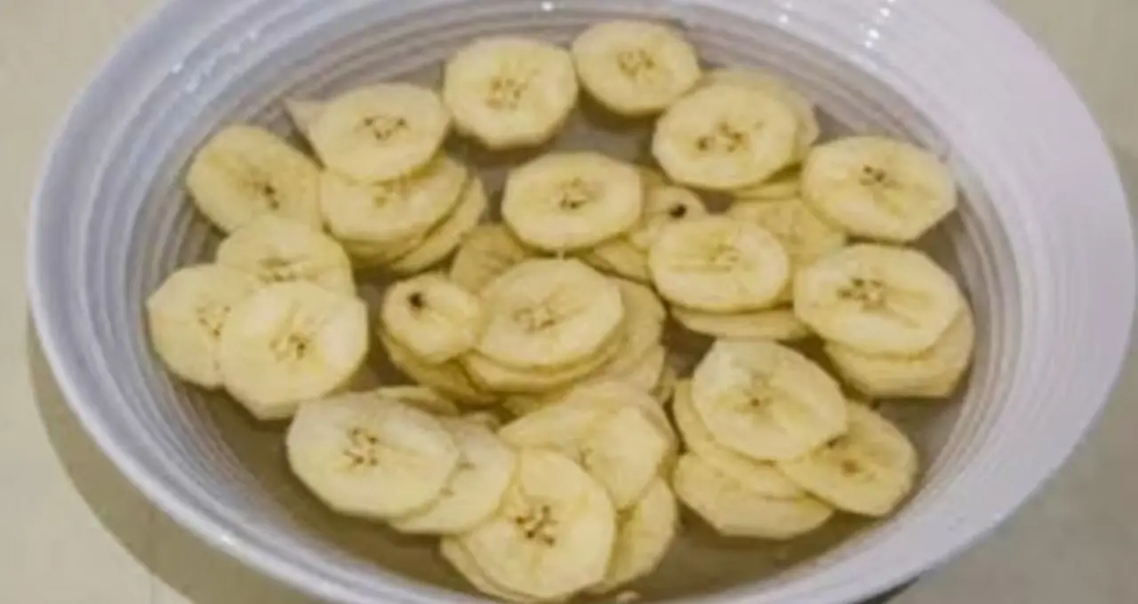 Banana Chips Recipe: বাজারের চিপস ভুলে যান! কাঁচা কলা দিয়ে ঘরেই বানান একেবারে মুচমুচে কলার চিপস, রইল সহজ রেসিপি
