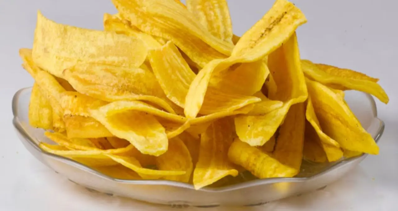 Banana Chips Recipe: বাজারের চিপস ভুলে যান! কাঁচা কলা দিয়ে ঘরেই বানান একেবারে মুচমুচে কলার চিপস, রইল সহজ রেসিপি
