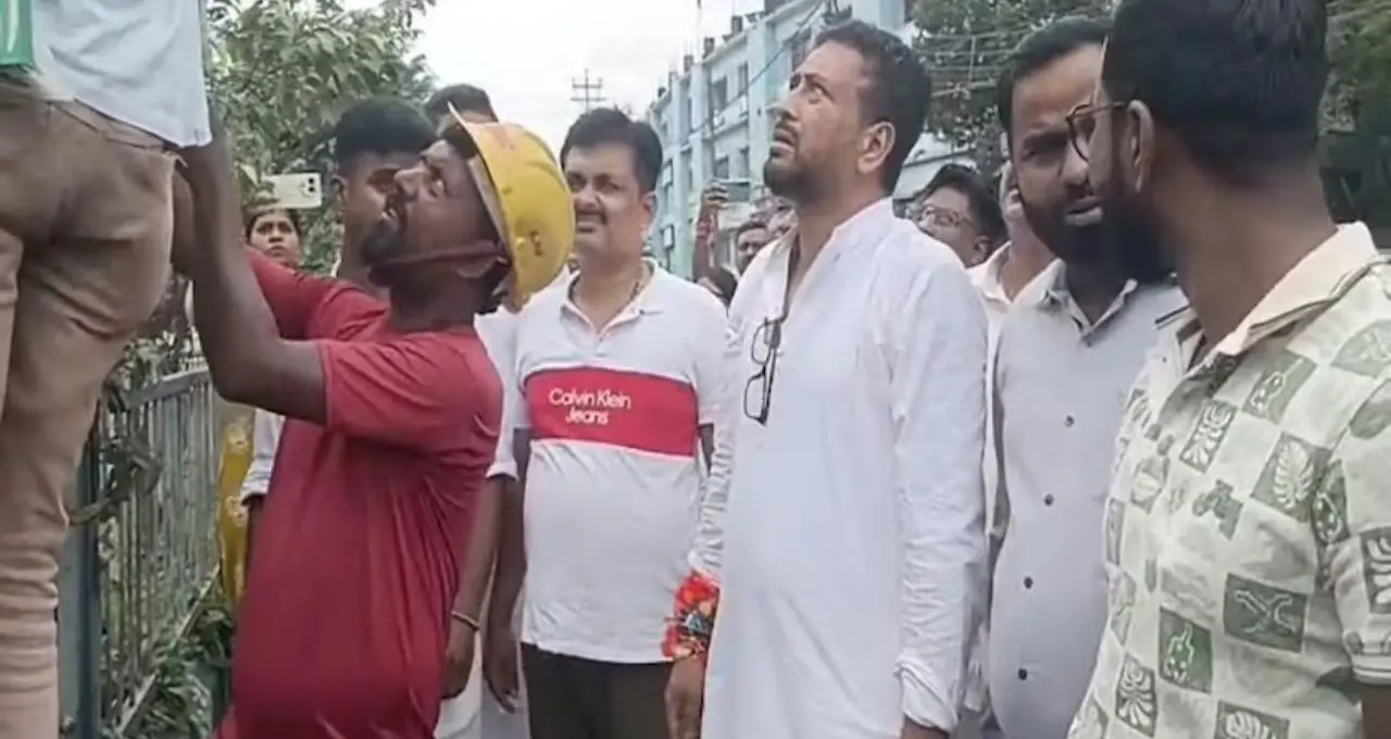 Sankar Ghosh: নিজের ছবির পোস্টারও নিজেই খুললেন মন্ত্রী! শিলিগুড়িতে শংকর ঘোষের অভিনব উদ্যোগ, কেন এমন পদক্ষেপ?
