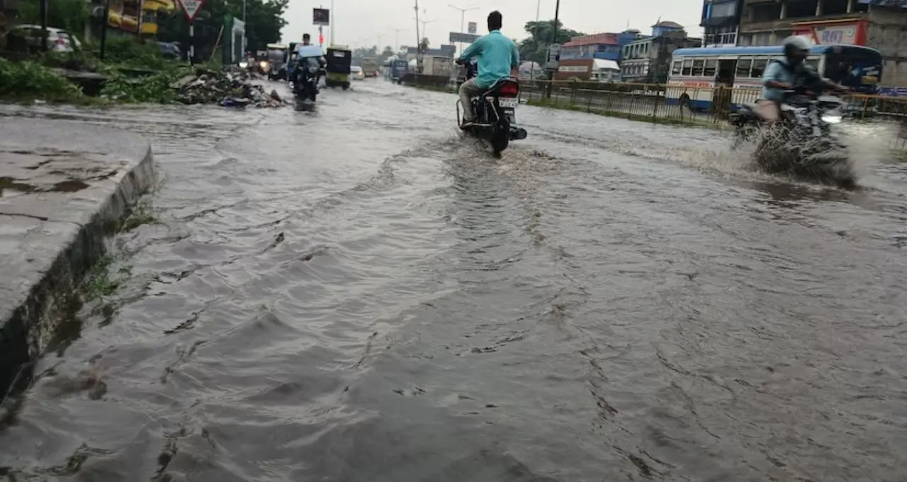 Howrah News: এক ঘণ্টার প্রবল বৃষ্টিতেই জলের তলায় ১৬ নম্বর জাতীয় সড়ক! হাওড়ায় দুর্ভোগ চরমে

