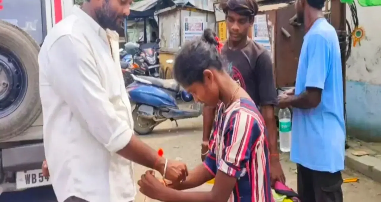 হ্যান্টা কালী মন্দিরে অসহায় অবস্থায় তরুণী, পাশে দাঁড়ালেন ‘দাদারা’! রাখির দিনে পরিবারের কাছে ফিরিয়ে দিলেন স্বেচ্ছাসেবীরা
